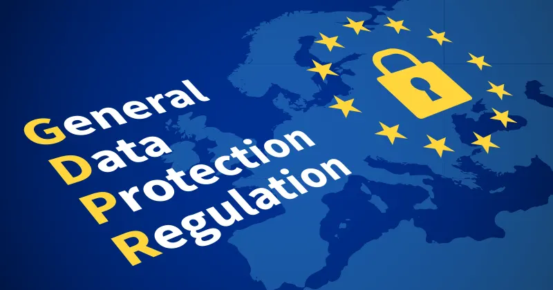 GDPR Schriftzug aus Wörtern: General, Data, Protection und Regulation mit Europakarte als Hintergrund. An der Seite ein Schloss mit Europasternen