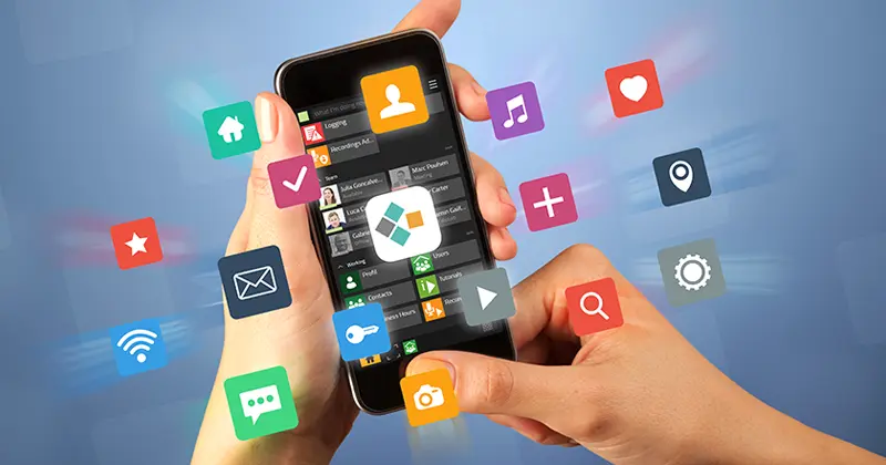 Smartphone in der Hand, verschiedene Apps "fliegen" herum u.a. myApps Logo