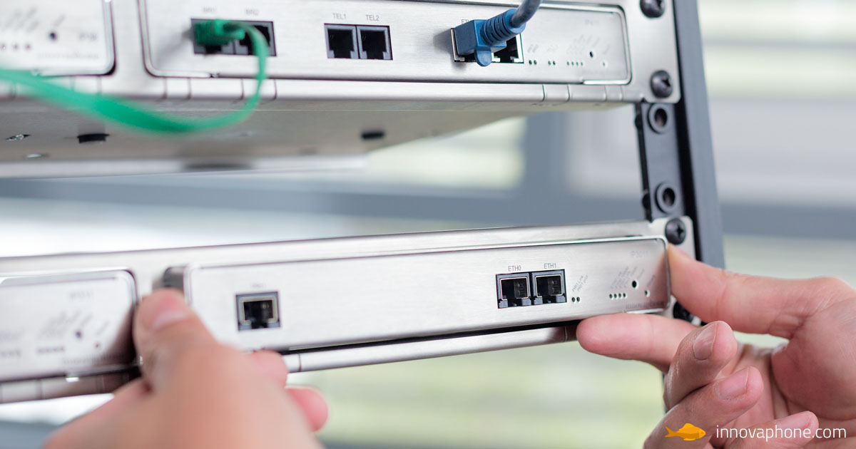 Un gateway VoIP innovaphone in un rack