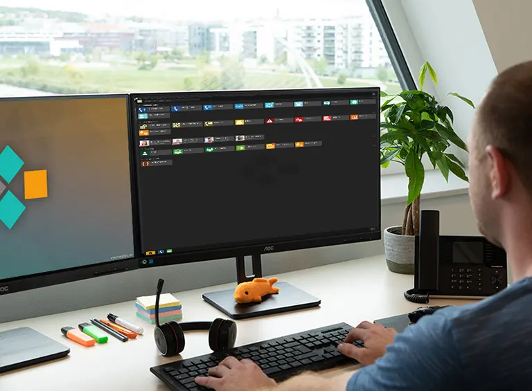 Mann vor Computer