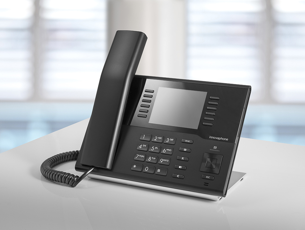 innovaphone IP222: Teléfono IP en negro con pantalla a color, lateral, con fondo