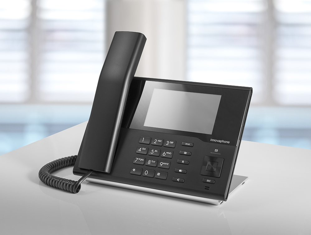 innovaphone IP232 : Téléphone IP design noir avec écran tactile couleur, de profil, arrière-plan