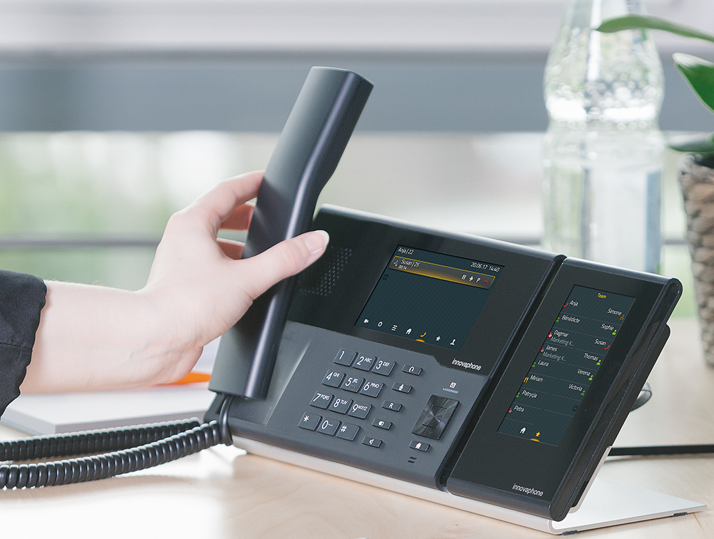 innovaphone IP232 – nasz nowoczesny telefon IP z kolorowym ekranem dotykowym oraz czarnym modułem rozszerzającym