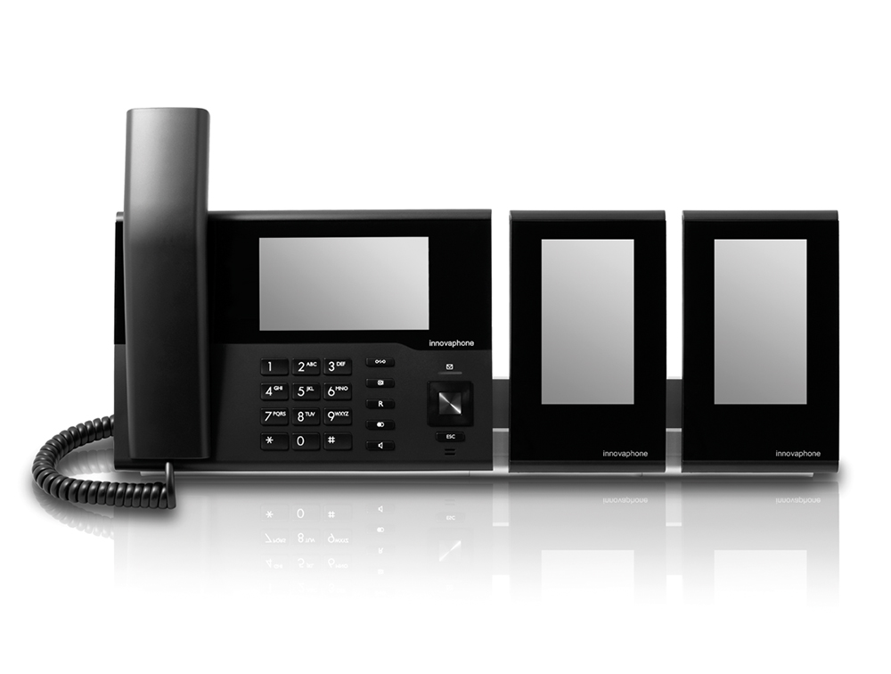 innovaphone IP232: moderne IP-telefoon met kleuren touchscreen en twee uitbreidingsmodules in zwart, frontaal
